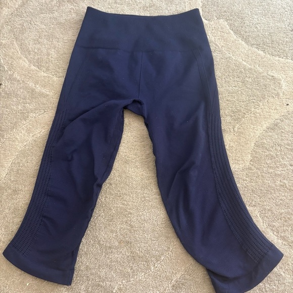 Navy High-Waisted Cropped Leggings with Textured Detailing - Picture 1 of 3